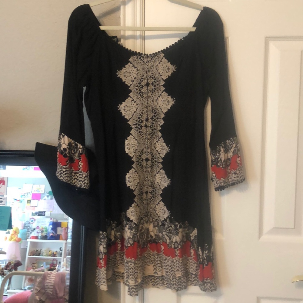 Patterned dress with flare sleeve